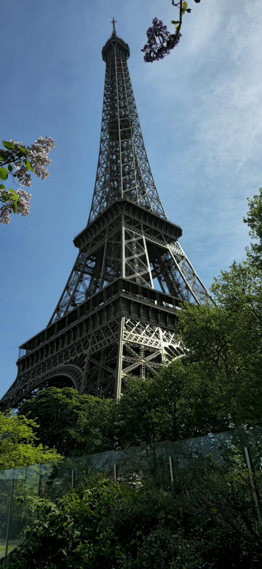 La Dame de Fer en contre-plongée