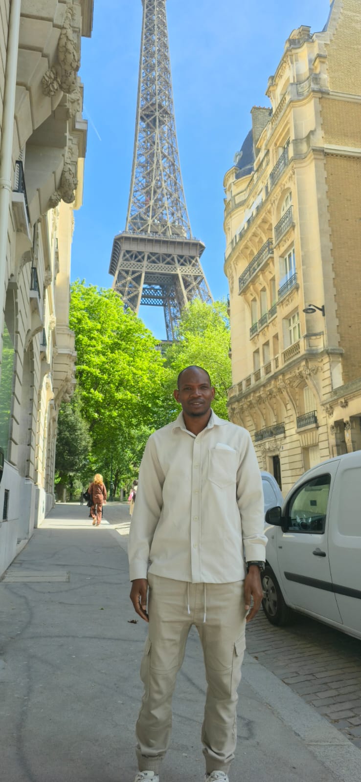 Une ruelle vers la Tour Eiffel