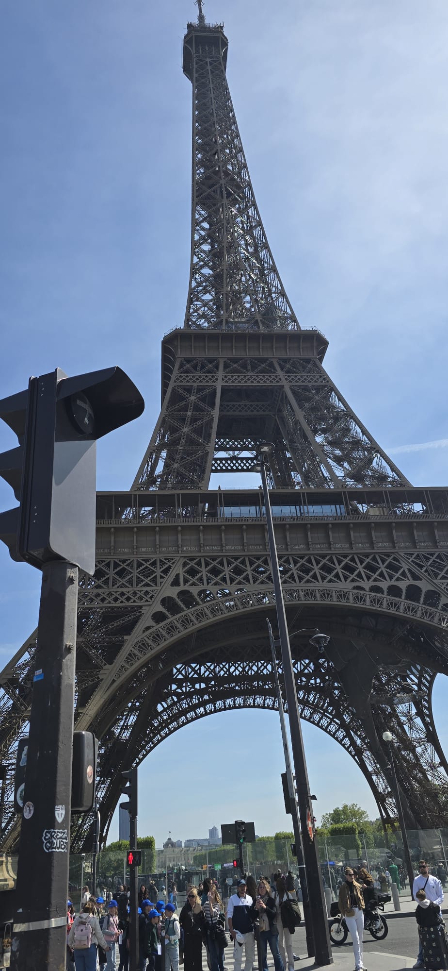 Au pied de la Tour Eiffel